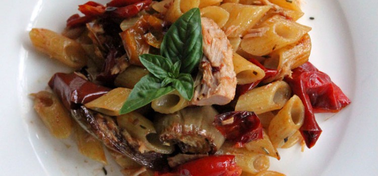 Insalata Fredda di Mezze Penne Multicereali con Tonno e Verdure al Forno Insalata Fredda di Mezze Penne Multicereali con Tonno e Verdure al Forno