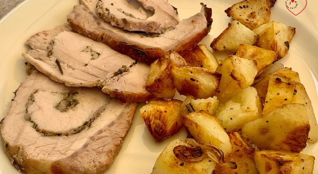 Arista di maiale porchettata con patate e cipolle al forno