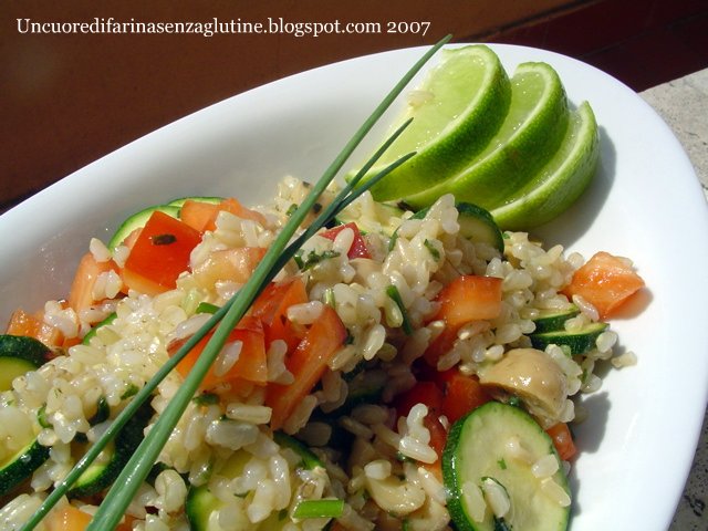 Insalata di riso integrale con zucchine e peperoni