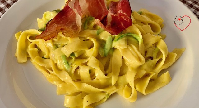 Tagliatelle con taleggio, zucchine, zafferano e speck