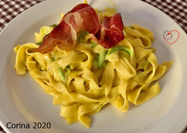 Tagliatelle con taleggio, zucchine, zafferano e speck