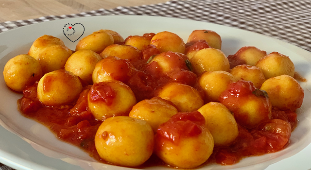 Perle di ricotta e zafferano con pomodoro e basilico