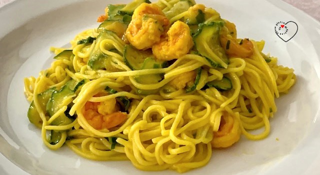 Spaghetti quadrati con zucchine, gamberetti e zafferano