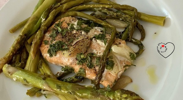 Salmone con asparagi al forno